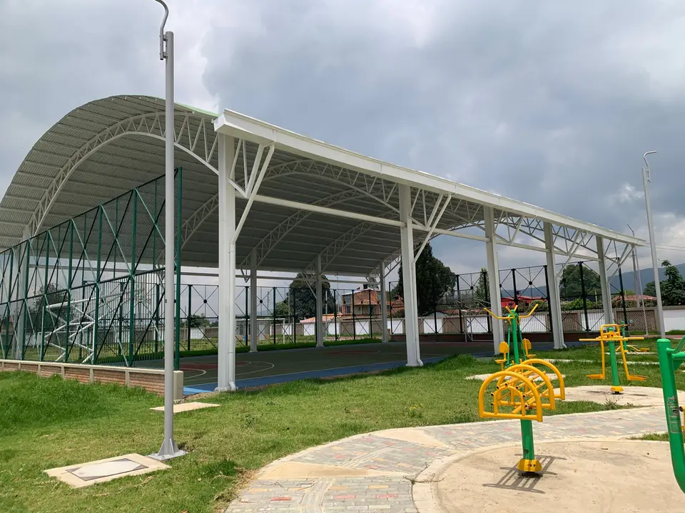 Cubierta metálica de escenario deportivo en Chía