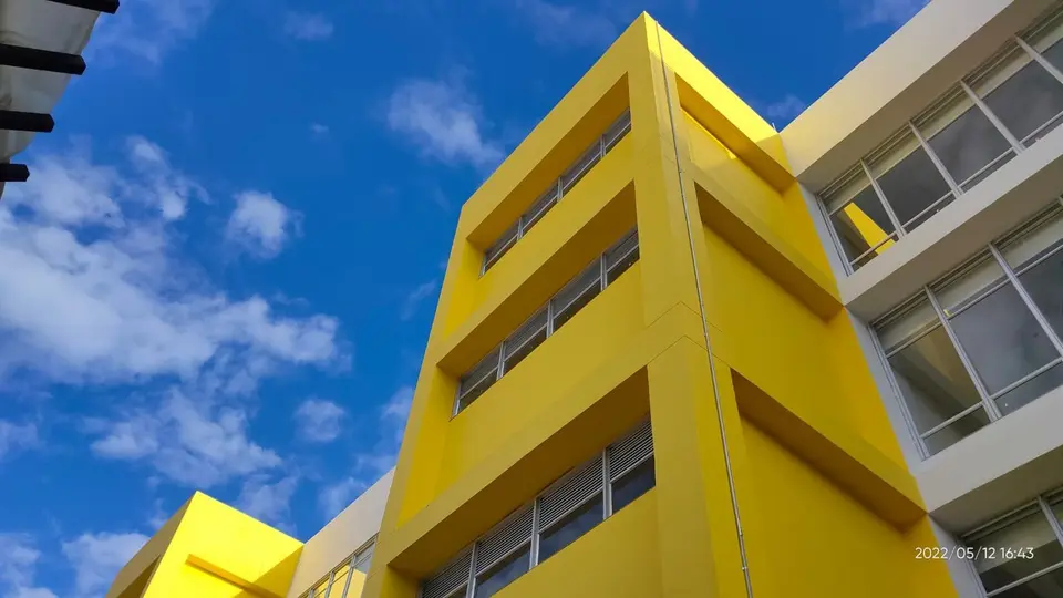 Edificio educativo con fachada amarilla